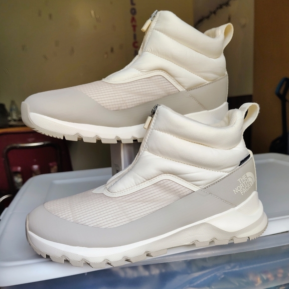 The North Face thermoball Insulated Pogressive Women's Zip Up Snow Boot 9. - Picture 2 of 16